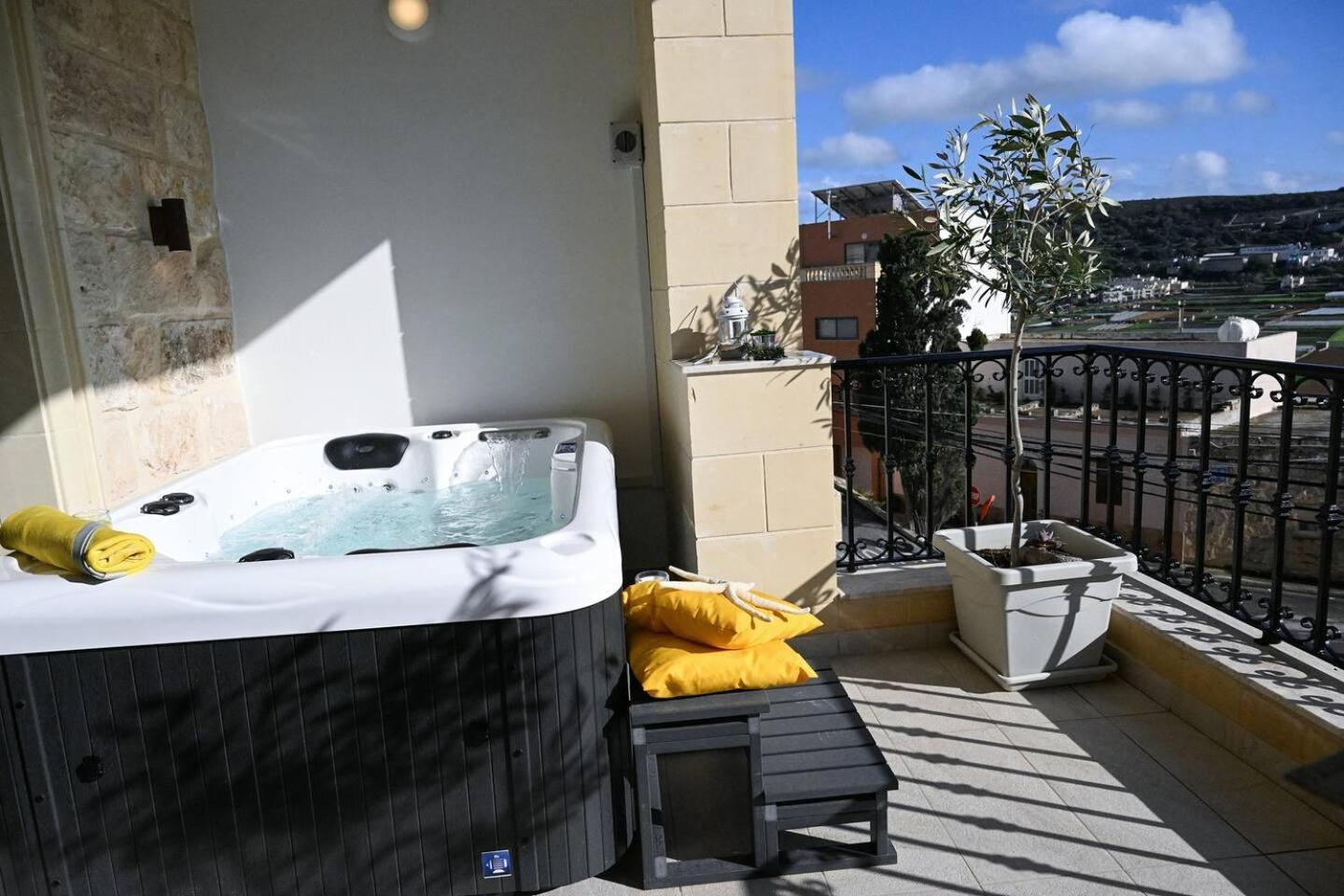 Fl 3 Ta'lonza Luxury With Hot Tub By Homely *
